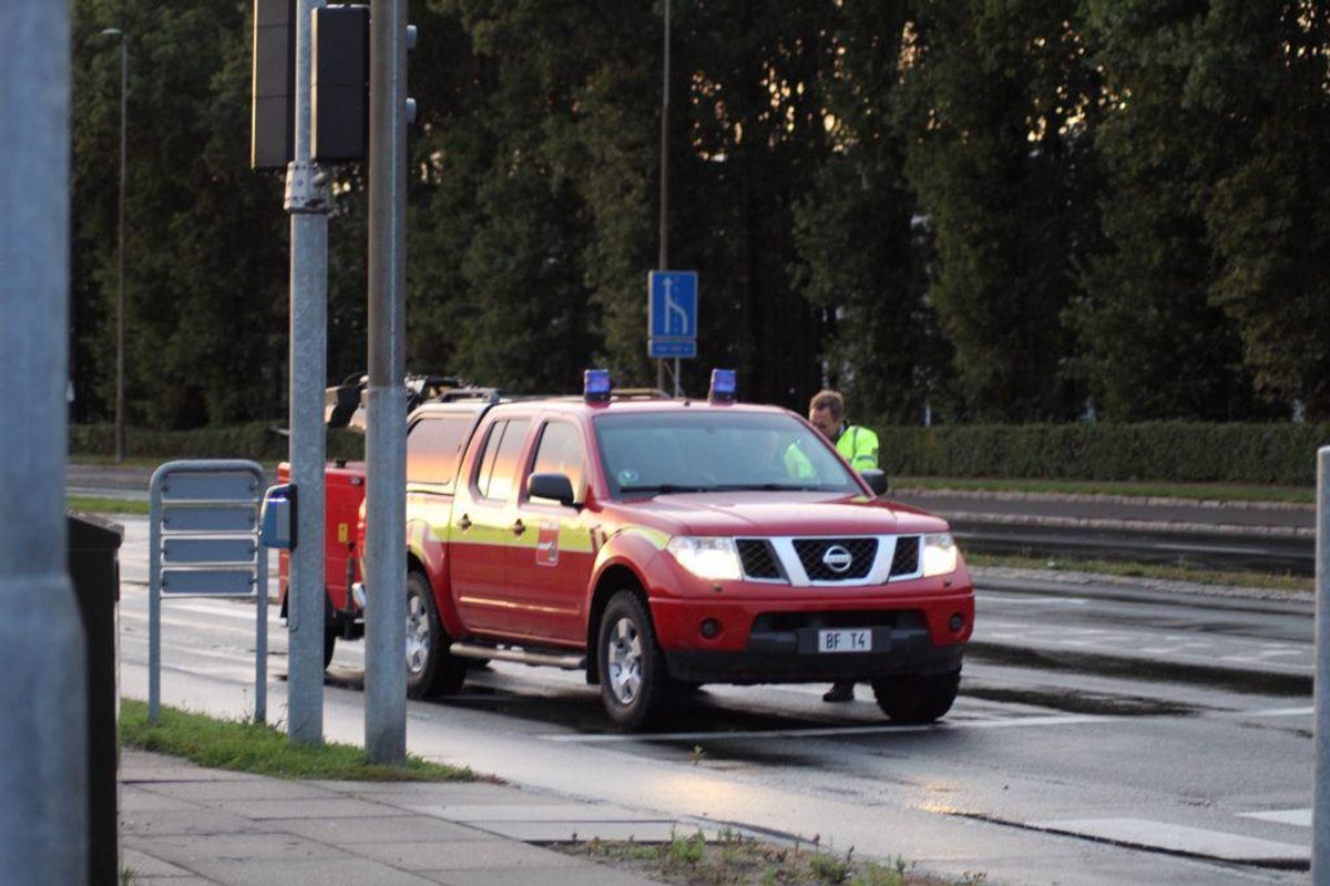 Politiet er massivt til stede og flere veje er spærret af. KLIK for flere billeder. Foto: Presse-fotos.dk.
