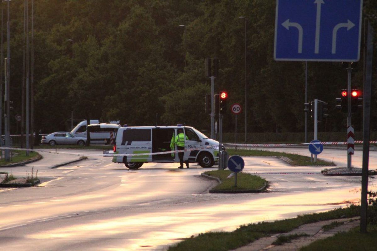 Politiet er massivt til stede og flere veje er spærret af. KLIK for flere billeder. Foto: Presse-fotos.dk.