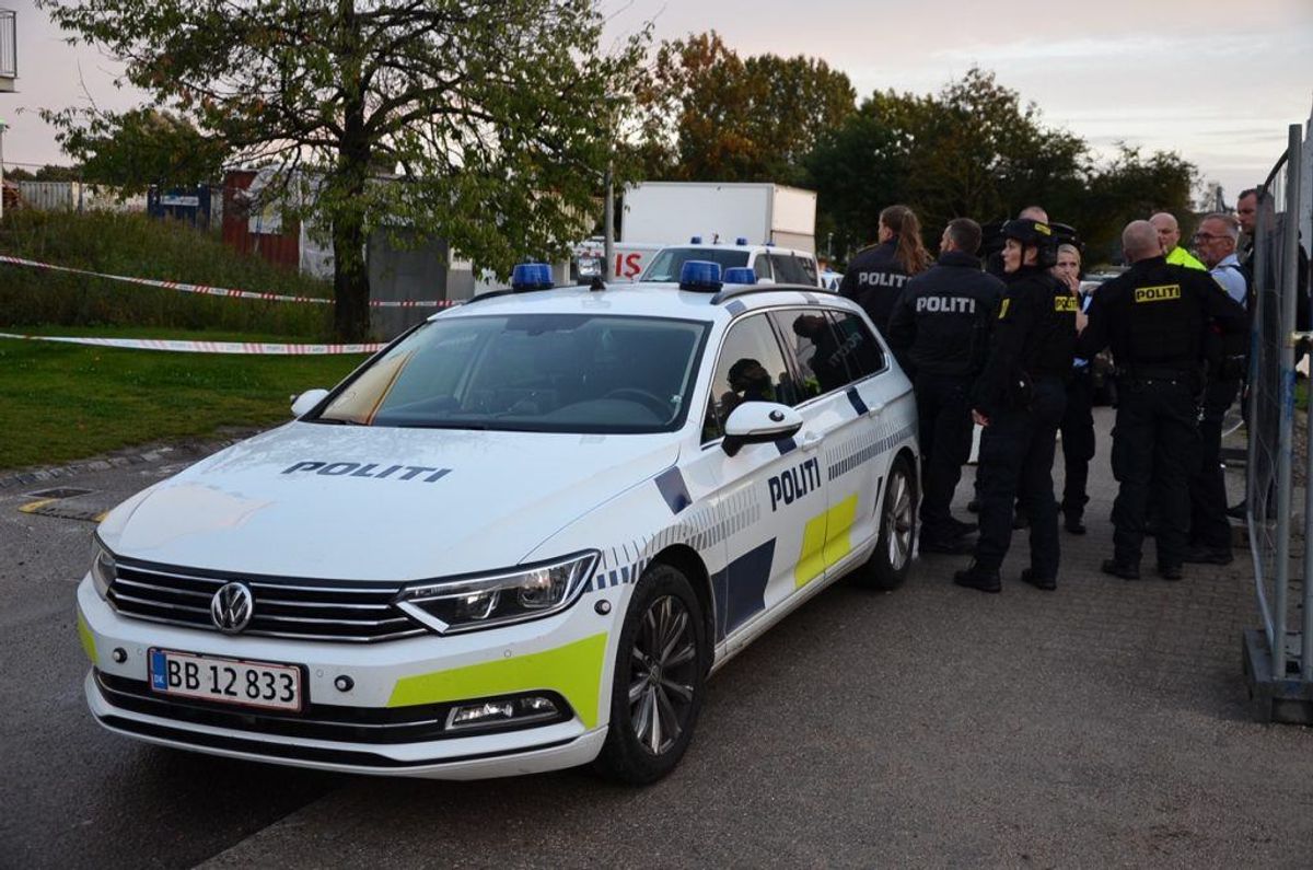 Politiet er massivt til stede og flere veje er spærret af. KLIK for flere billeder. Foto: Presse-fotos.dk.