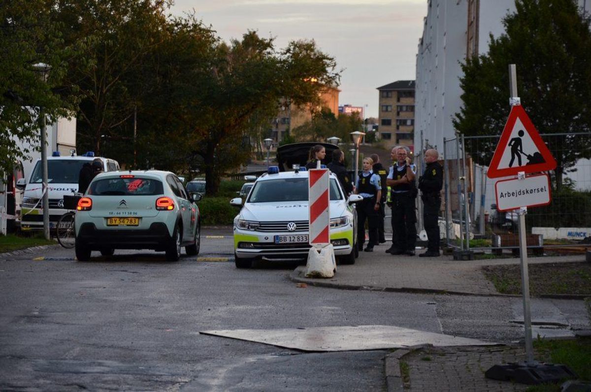 Politiet er massivt til stede og flere veje er spærret af. KLIK for flere billeder. Foto: Presse-fotos.dk.