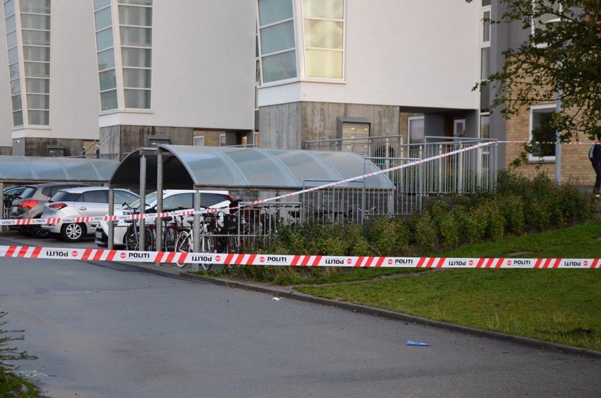 Politiet er massivt til stede og flere veje er spærret af. KLIK for flere billeder. Foto: Presse-fotos.dk.