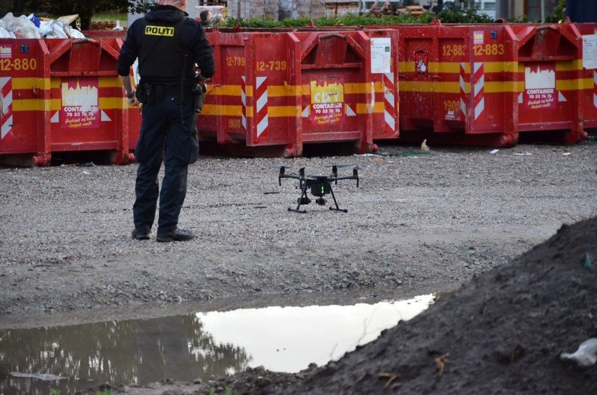 Politiet er massivt til stede og flere veje er spærret af. KLIK for flere billeder. Foto: Presse-fotos.dk.