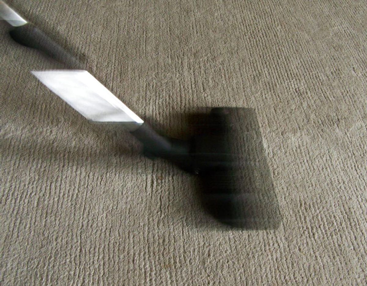 Når du støvsuger rum med tæpper, skal du starte længst væk fra døren og bevæge dig mod døren, mens du undgår overlap. Det er spild af tid. Foto: Scanpix