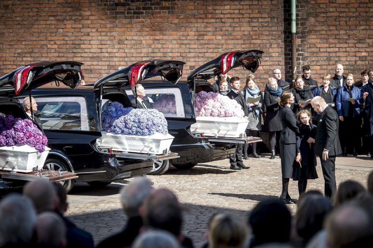 Anne og Anders Holch Povlsen med datter lytter til sang og kigger mod kisterne foran kirken efter begravelsen af de tre danske ofre for terrorangrebet i Sri Lanka fra Aarhus Domkirke i Aarhus, lørdag den 4. maj 2019.De tre omkomne var børn af Anne og Anders Holch Povlsen. Begravelsen sker fra Aarhus Domkirke med deltagelse af Kronprinsfamilien og Statsministeren.. (Foto: Mads Claus Rasmussen/Ritzau Scanpix)