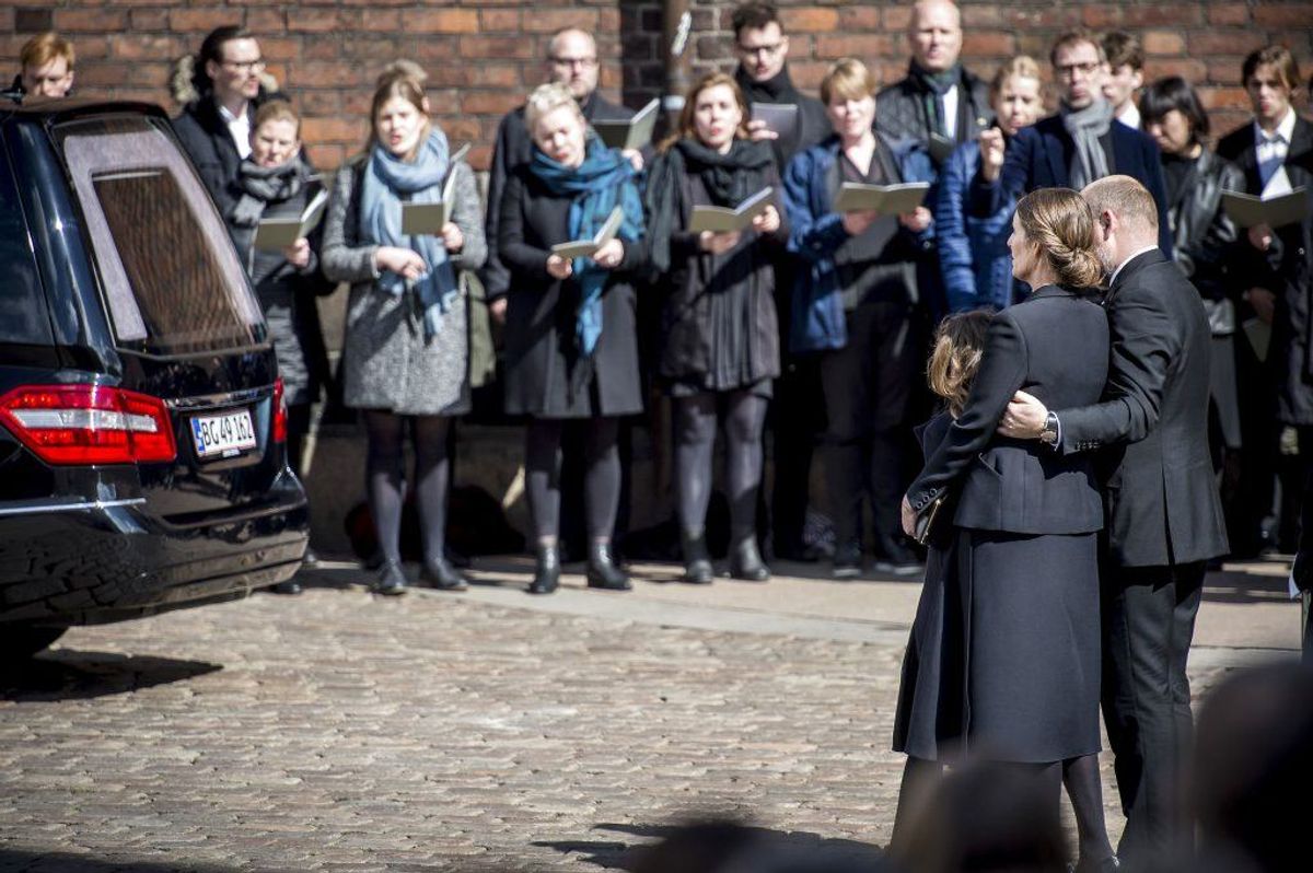 Anne og Anders Holch Povlsen med datter lytter til sang og kigger mod kisterne foran kirken efter begravelsen af de tre danske ofre for terrorangrebet i Sri Lanka fra Aarhus Domkirke i Aarhus, lørdag den 4. maj 2019.De tre omkomne var børn af Anne og Anders Holch Povlsen. Begravelsen sker fra Aarhus Domkirke med deltagelse af Kronprinsfamilien og Statsministeren.. (Foto: Mads Claus Rasmussen/Ritzau Scanpix)