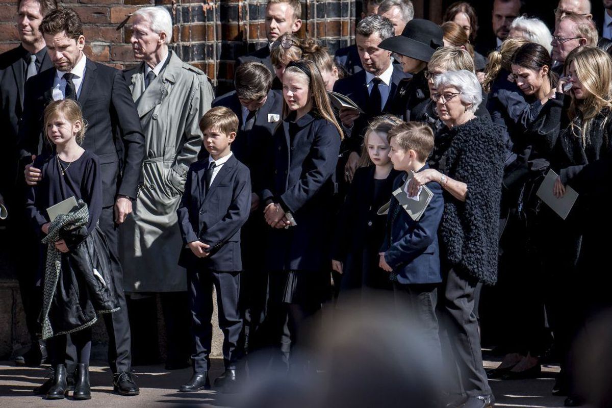 Nikolaj Lie Kaas, prinsesse Isabella, prins Christian, prinsesse Josephine, prins Vincent, kronprins Frederik og kronprinsesse Mary efter begravelsen af de tre danske ofre for terrorangrebet i Sri Lanka fra Aarhus Domkirke i Aarhus, lørdag den 4. maj 2019.De tre omkomne var børn af Anne og Anders Holch Povlsen. Begravelsen sker fra Aarhus Domkirke med deltagelse af Kronprinsfamilien og Statsministeren.. (Foto: Mads Claus Rasmussen/Ritzau Scanpix)