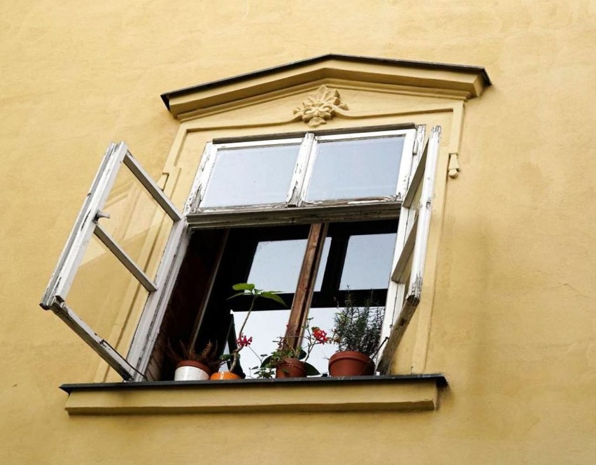 Rengøring hvirvler støv op, så luft ud med gennemtræk, mens du gør rent. Fortsæt udluftningen efter rengøringen for at komme af med støvpartiklerne. Foto: Scanpix.