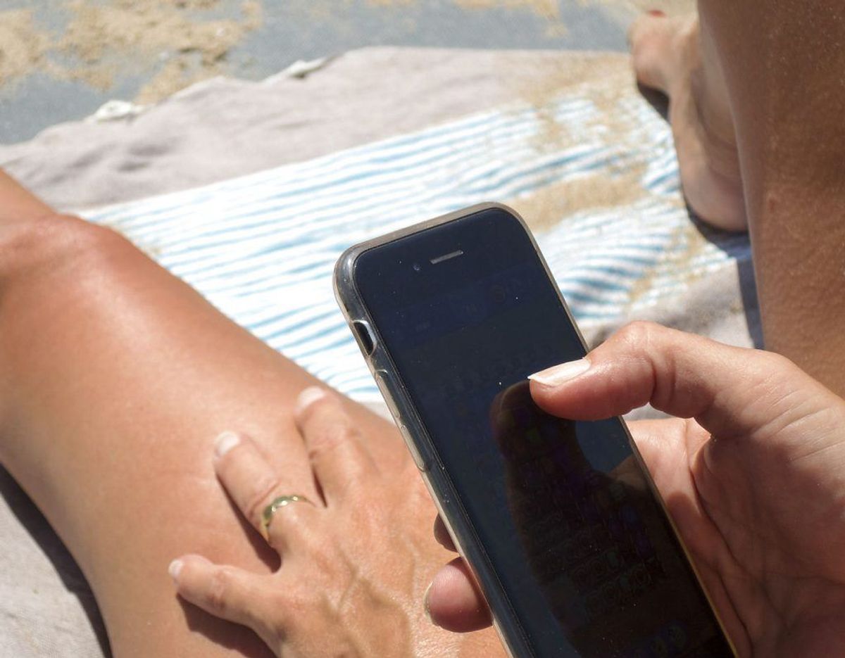 Holder du pauser fra dagens gøremål med mobilen i hånden? Drop det. Det er en virkelig dårlig ide. Se hvorfor her i galleriet. Foto: Scanpix