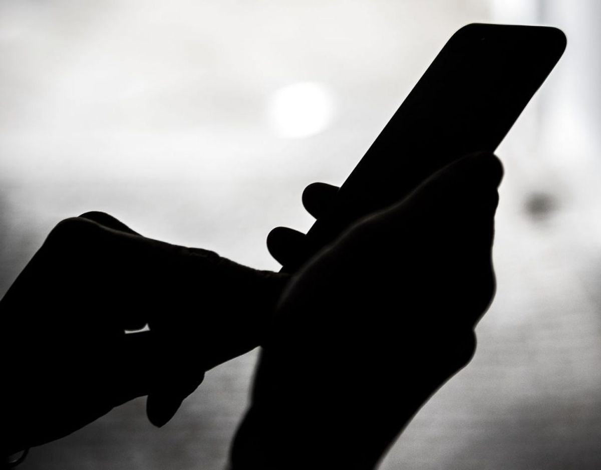 Nogle af deltagerne fik en pause halvvejs igennem forsøget, hvor de blev instrueret i at vælge tre ting at købe inden for et fastsat budget. De skulle begrunde deres valg og kunne bruge enten mobiltelefon, papir eller en computer. Foto: Scanpix