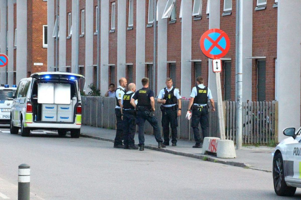 Politiet rykkede talstærkt ud til Gillesager i Brøndby efter anmeldelse om et “mistænkeligt forhold”. Foto: Presse-fotos.dk