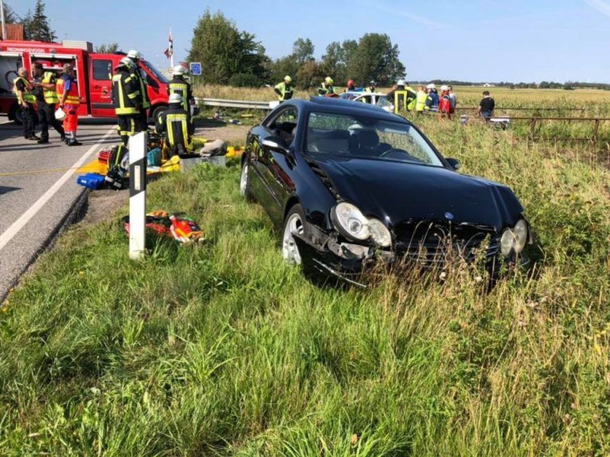 Det var dette syn, der mødte redningsarbejdere, efter to biler søndag bragede frontalt sammen midt oven på den dansk-tyske grænseovergang Sæd. Foto: Brand & Redning Sønderjylland. KLIK VIDERE OG SE FLERE BILLEDER FRA ULYKKEN.