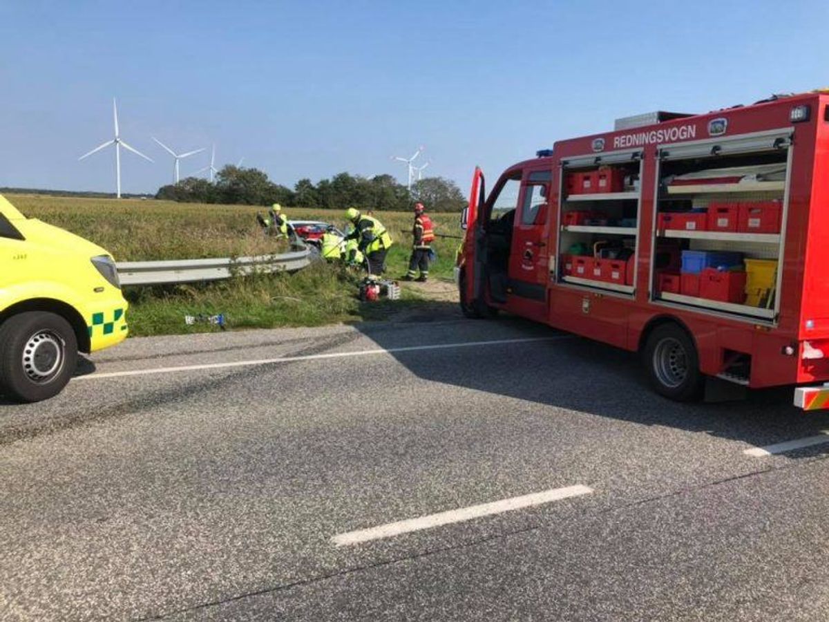 To personbiler var braget frontalt sammen. Foto: Brand & Redning Sønderjylland.