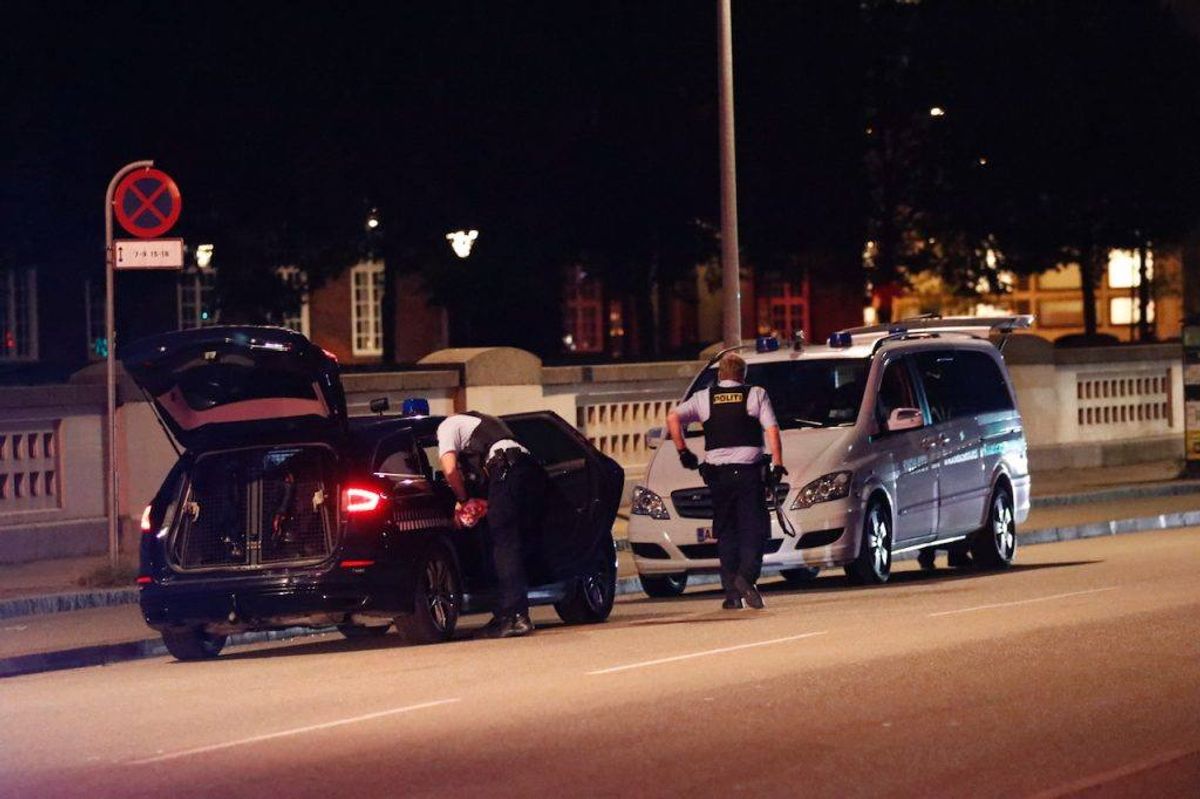 En 15-årig dreng er stukket tre gange med en kniv. KLIK for flere billeder. Foto: Presse-fotos.dk.