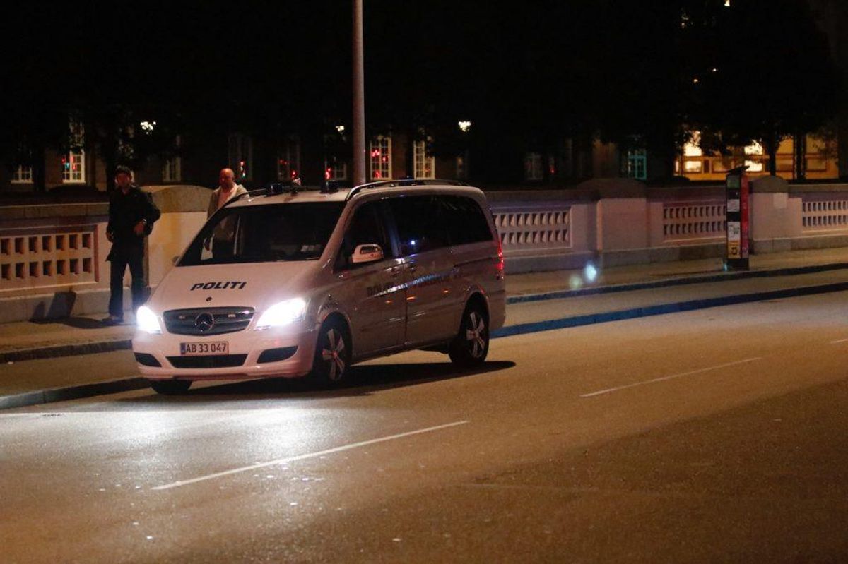 En 15-årig dreng er stukket tre gange med en kniv. KLIK for flere billeder. Foto: Presse-fotos.dk.