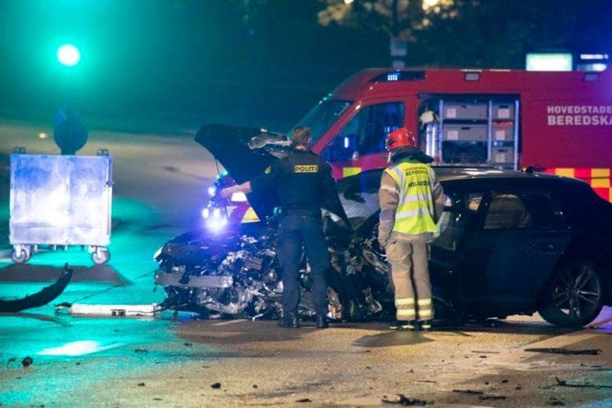 En 35-årig politimand mistede livet i en ulykke på Langebro i København natten til tirsdag. En 25-årig mand er sigtet for uagtsomt manddrab. Foto: Presse-Fotos.dk. KLIK FOR MERE.