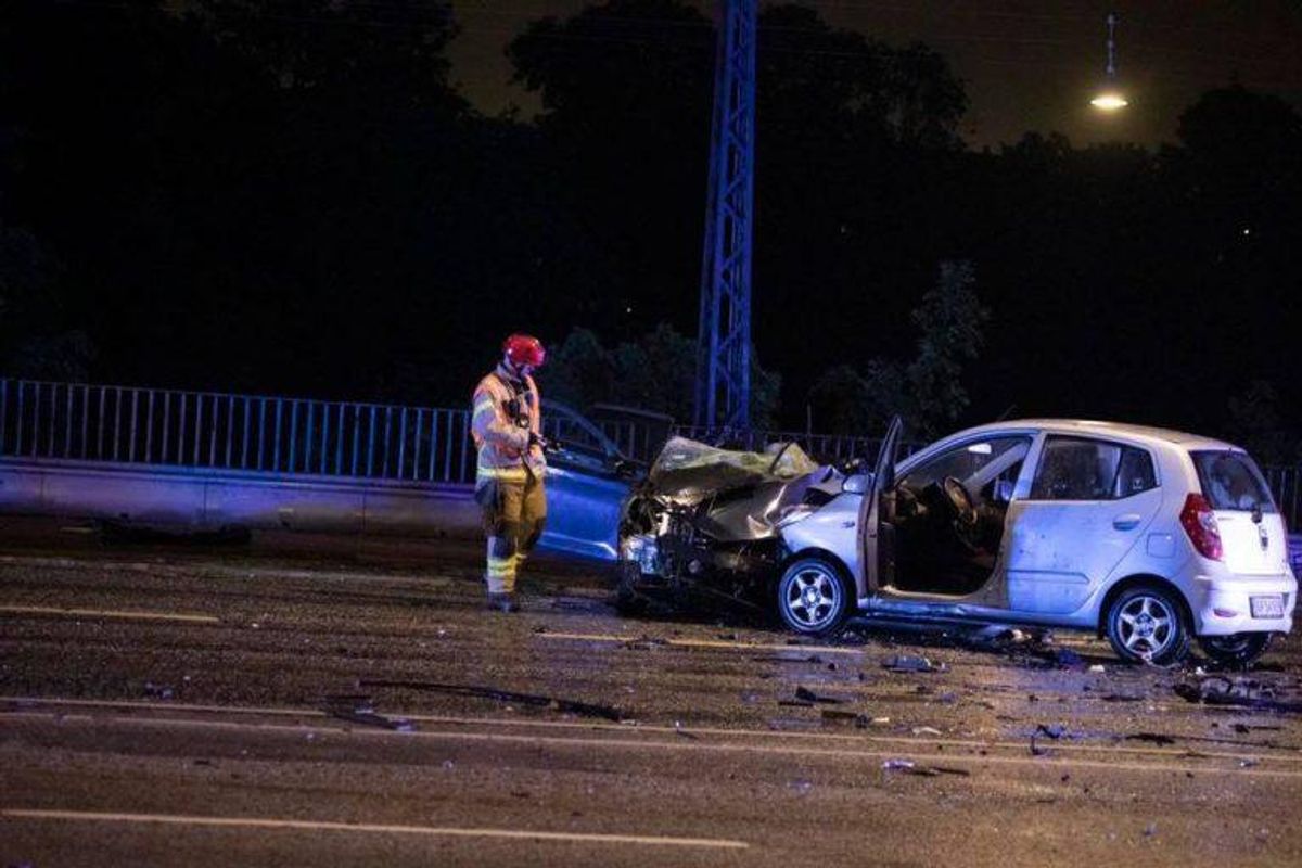 Ulykken skete 00.24 natten til tirsdag og involverede mange biler. Foto: Presse-fotos.dk