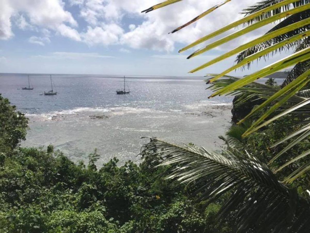 Parret har været på farten siden 2016, og den seneste etape af verdensomsejlingen skulle tage dem fra Niue til kongeriget Tonga. Privatfoto