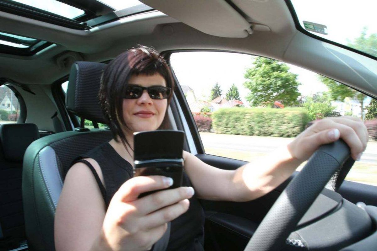 Mobil osv. straffes hårdere:
Kører du bil og betjener elektroniske apparater, så kan du straffes meget hårdere. På et tidspunkt i 2019, når Rigspolitiets systemer er klar, vil du fremover også få et klip i kørekortet. Klik videre i galleriet for flere fotos og oplysninger. Foto: Colourbox.