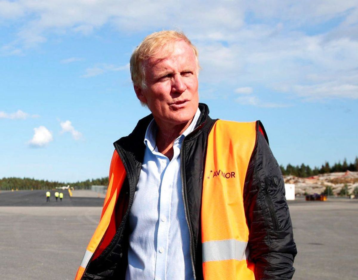 Det var Avinors koncernchef Dag Falk-Petersen der var pilot på flyet. her ses han efter flystyrtet i god behold. Foto: Scanpix. KLIK VIDERE OG SE HVORDAN FLYET BLEV BJERGET.