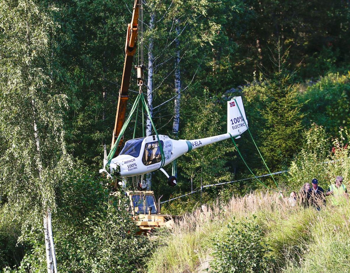 Her bliver det el-drevne fly bjerget fra søen. Foto: Scanpix.