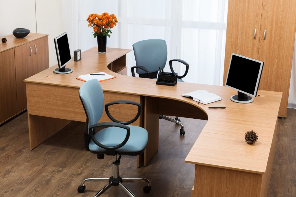 Hvis alt andet ikke virker, så pak dine ting og led efter et nyt job. Man er nødt til at arbejde med det underliggende problem, som er et dårligt arbejdsmilhø og ikke konsekvenserne af at sige op. Foto: Colourbox