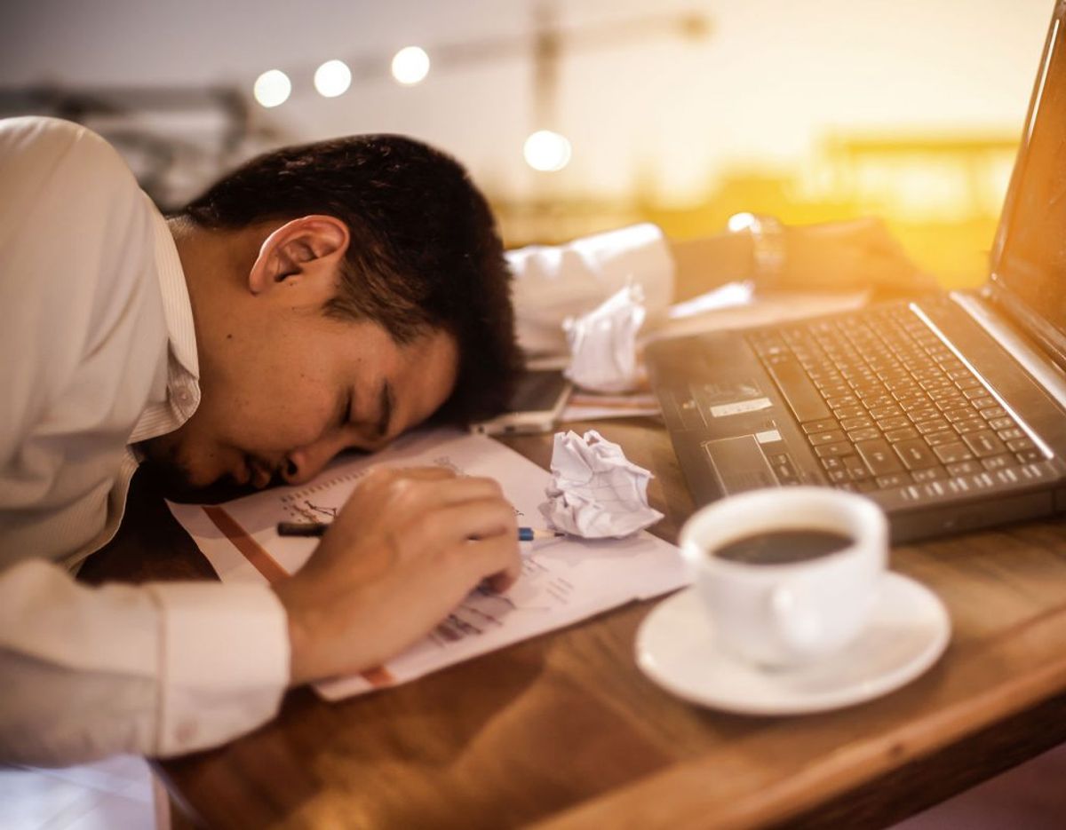 Du vil opleve, at du føler dig udmattet og træt hele tiden. Et arbejde med stress eller dårlig arbejdsmiljø vil gøre, at du føler dig overvældet. Foto: Scanpix