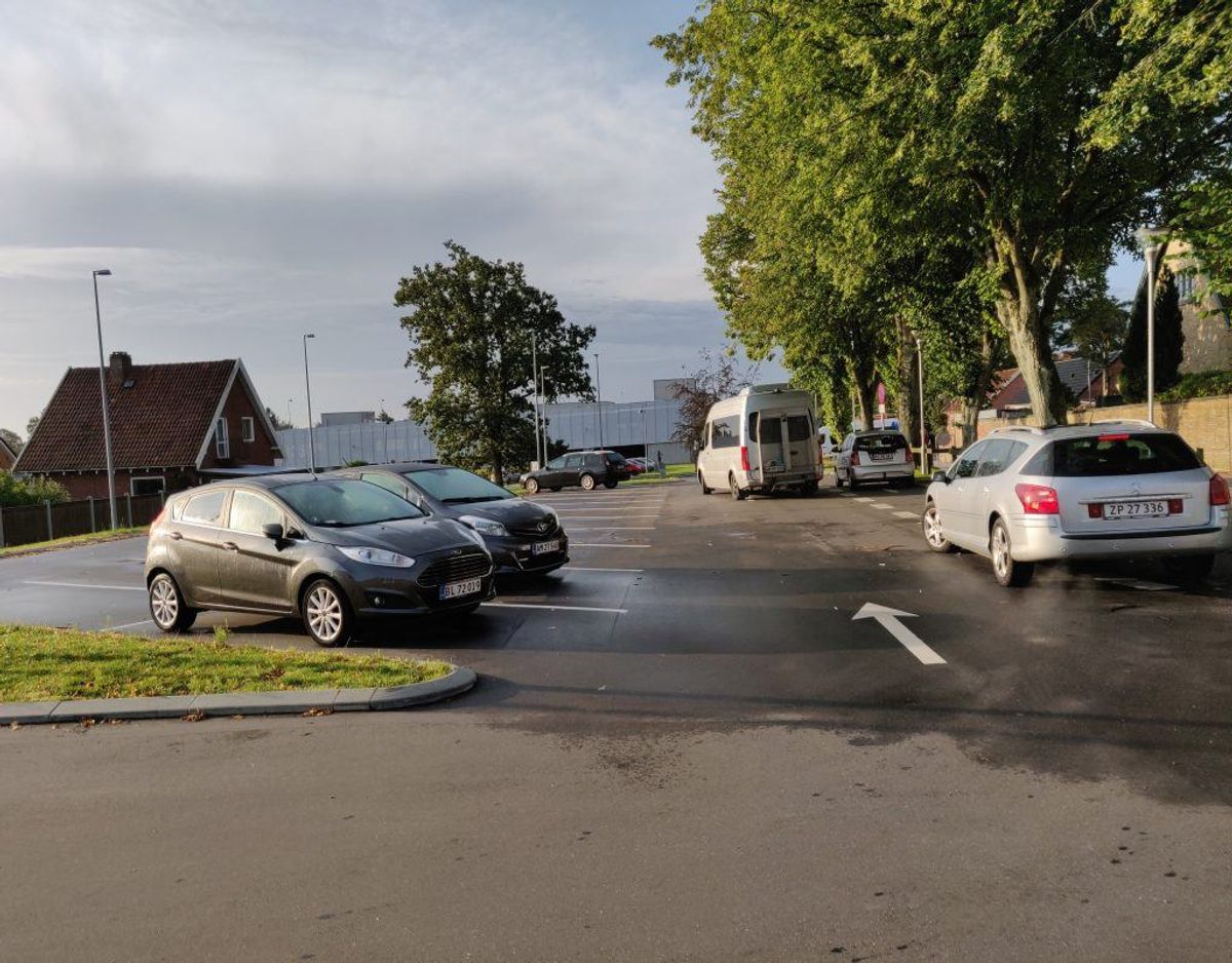 Østervangsskolen i Randers har for relativt nyligt fået anlagt et område, forældre kan køre ind i, aflevere børn, og forlade igen, uden alt for store problemer. Foto: Newsbreak.dk.
