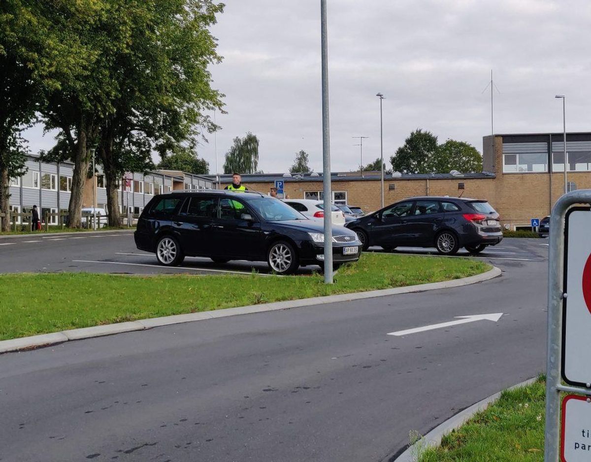 Anders holdt øje med, at børn og voknse havde seler på. De to betjente oplever næsten altid, at børn har selen på. Det er noget andet med de voksne … Foto: Newsbreak.dk