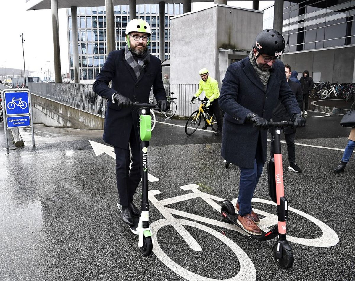 Du skal have mindst én synlig refleks både foran og bagpå. Hvid forfra og rød bagfra. Og skateboardet skal ligeledes have forfra og bagfra, men også på siderne. Derudover må de højst køre 20 kilometer i timen. Foto: Scanpix