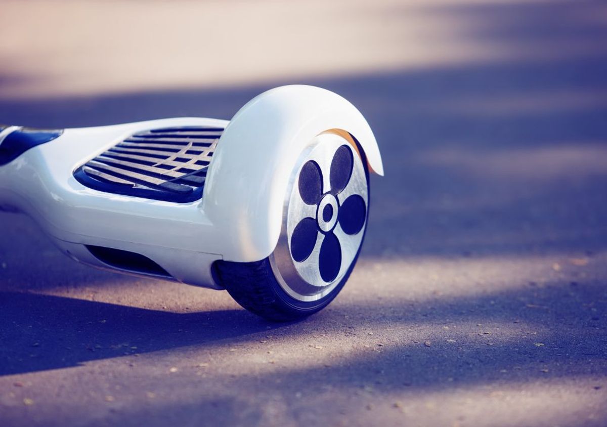 Hvis du skal køre på et elektrisk skateboard, så skal du have lys på køretøjet eller på dig selv. Ligesom du kender det fra en cykel. Der må kun være én person på skateboardet. Klik videre for flere regler. Foto: Colourbox