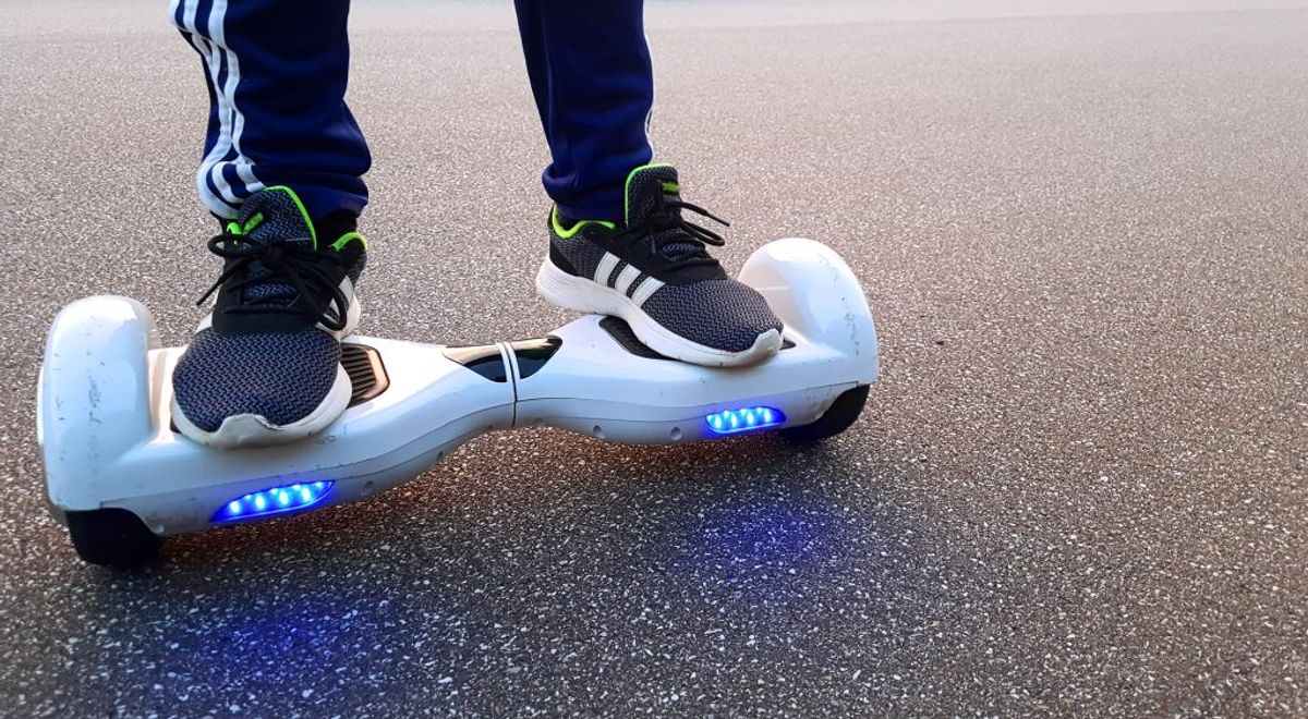 Der er ikke forsikringspligt på segboards og elektriske skateboards, men de skal være CE-mærket og må maksimalt veje 25 kilo, samt være maksimalt 1,2 meter lange og 70 centimeter brede. Klik videre for flere regler. Foto: Colourbox