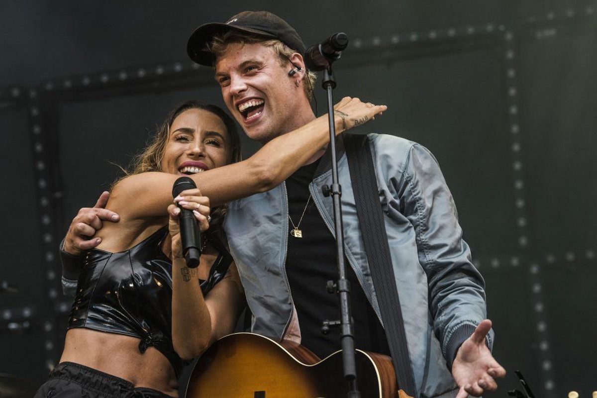 Medina spiller på Stjernescenen og har besøg af Hjalmer på Smukfest onsdag den 7. august 2019. (Foto: Helle Arensbak/Ritzau Scanpix)