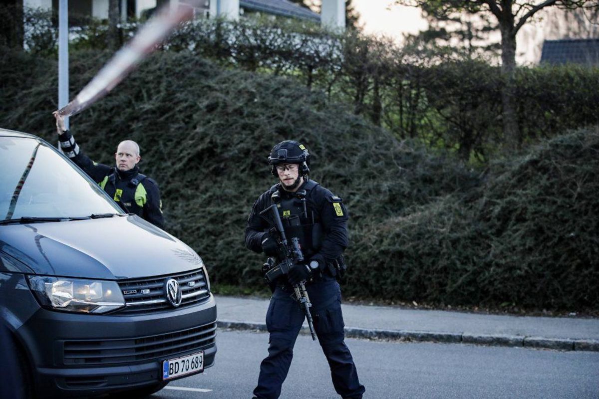 Politiet brugte mange timer i området efter det brutale skyderi. Foto: Presse-fotos.dk