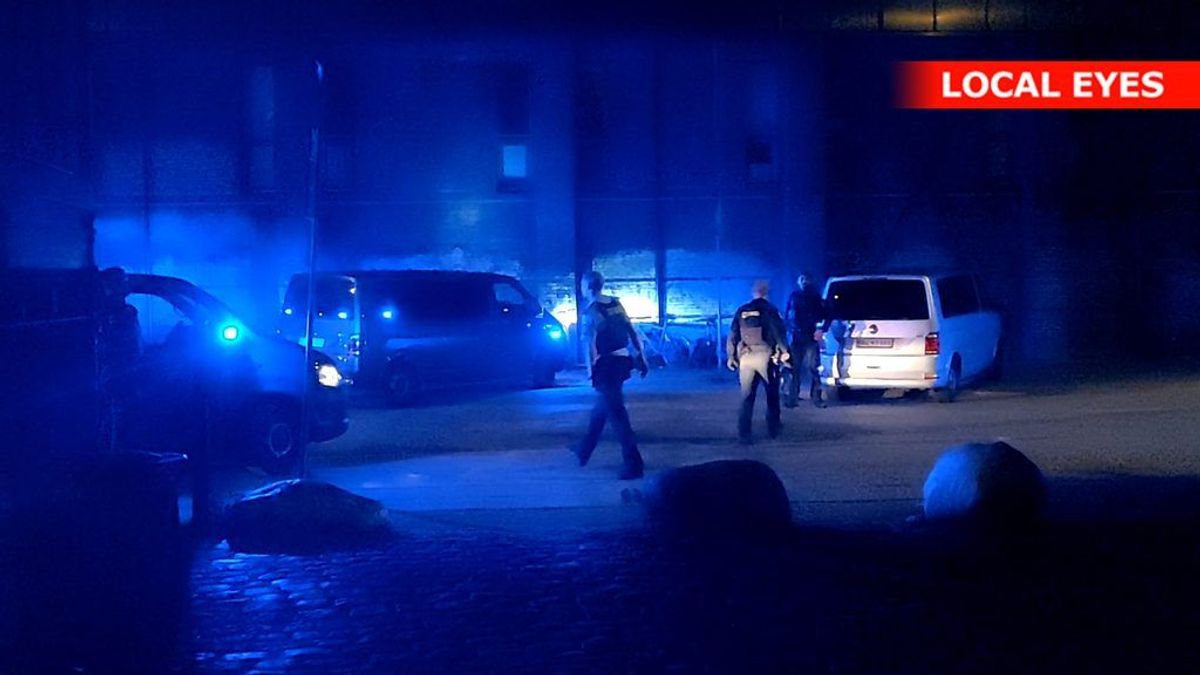 Politiet er massivt til stede efter et knivstikkeri på Christiania. KLIK FOR FLERE BILLEDER. Foto: Local Eyes.