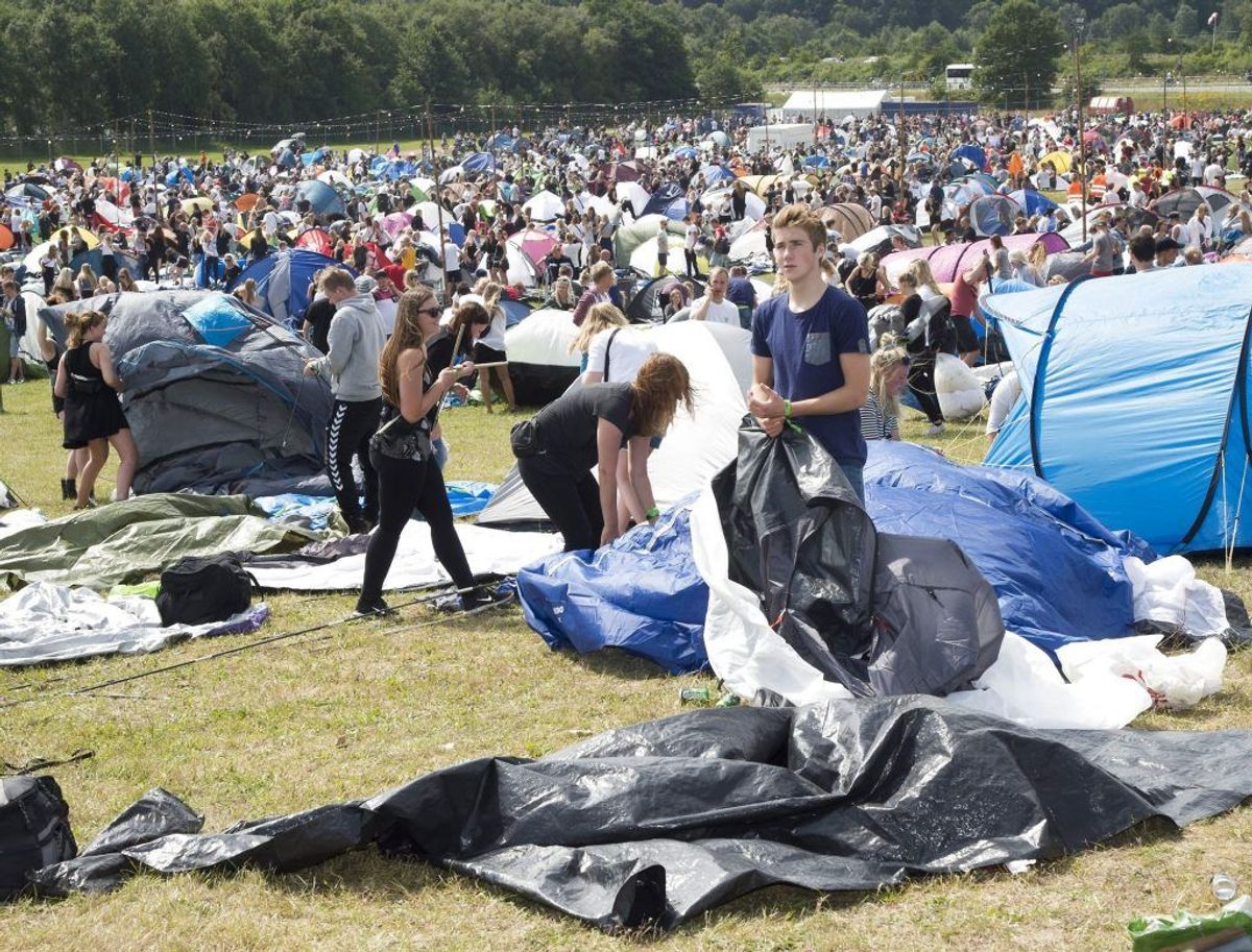 RB PLUS- – Teltpladsen “Kærligheden” åbnes for festivalgæsterne ved “Smuk Fest” i Skanderborg søndag d. 2. august 2015- – Se RB 3/8 2015 15.03. Smukfest har solgt 1000 flere partoutbilletter end sidste år. Alligevel forsikrer festivalen, at der er styr på sikkerheden, og at der vil være plads til alle. (Foto: Kim Haugaard/Scanpix 2015)