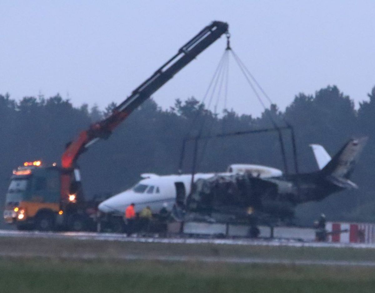 Flyet blev tirsdag morgen bugseret væk fra landingsbanen. Foto: Øxenholt Foto. KLIK VIDERE OG S
E FLERE BILLEDER.