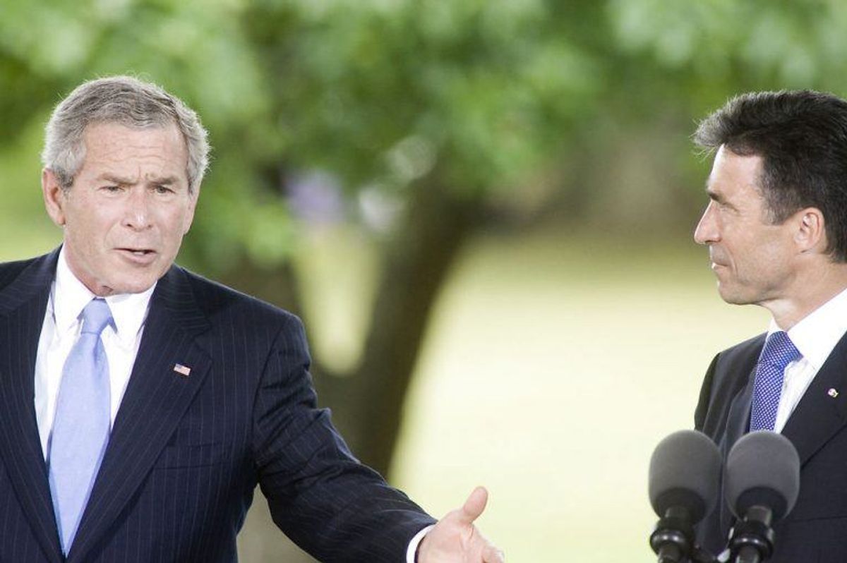 (ARKIV) US daværende præsident George W Bush besøger Danmark. Pressemøde på Marienborg med statsminister Anders Fogh Rasmussen, den 5. juli 2005. (Foto: Jens Nørgaard Larsen/Ritzau Scanpix)
