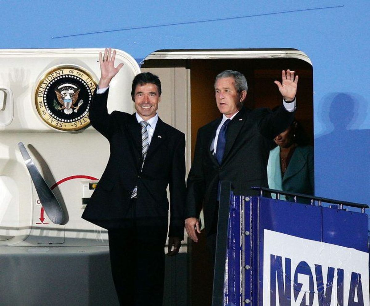 USA’s præsident George W. Bush (th) og fru Laura modtages i København Lufthavn Kastrup af statsminister Anders Fogh Rasmussen og fru Anne-Mette tirsdag 5. juli 2005. Her de to statsledere på trappen til Air Force One. (Foto: Henning Bagger/Scanpix 2019)
