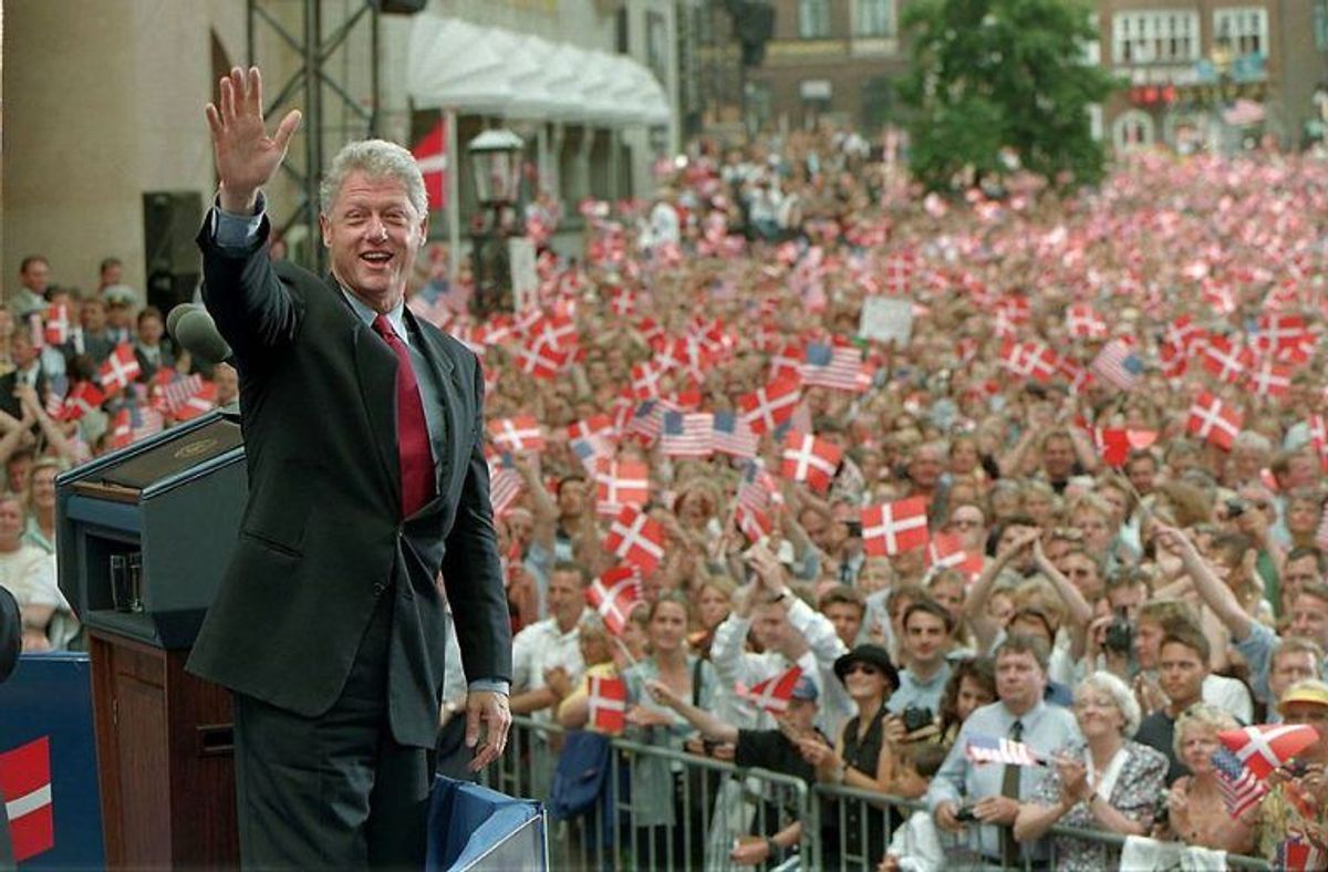 (ARKIV)Den daværende amerikanske præsident Bill Clinton taler til 80.000 på Nytorv i København, den 12. juli 1997. (Foto: Linda Kastrup/Ritzau Scanpix)