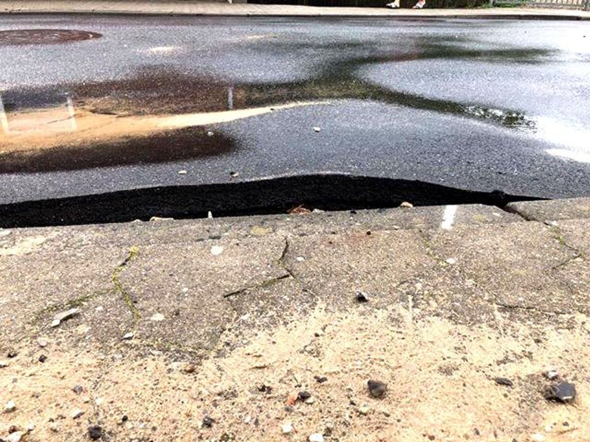 Vejen ved Borggade i Thorsø har hævet sig op mod 25 centimeter efter den store mængde regn. Foto: Dorthe Andreasen/Tv2oj.dk