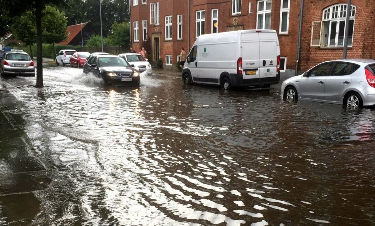Flere gader i Horsens var helt oversvømmet. Foto: Marianne Labom/Tv2oj.dk
