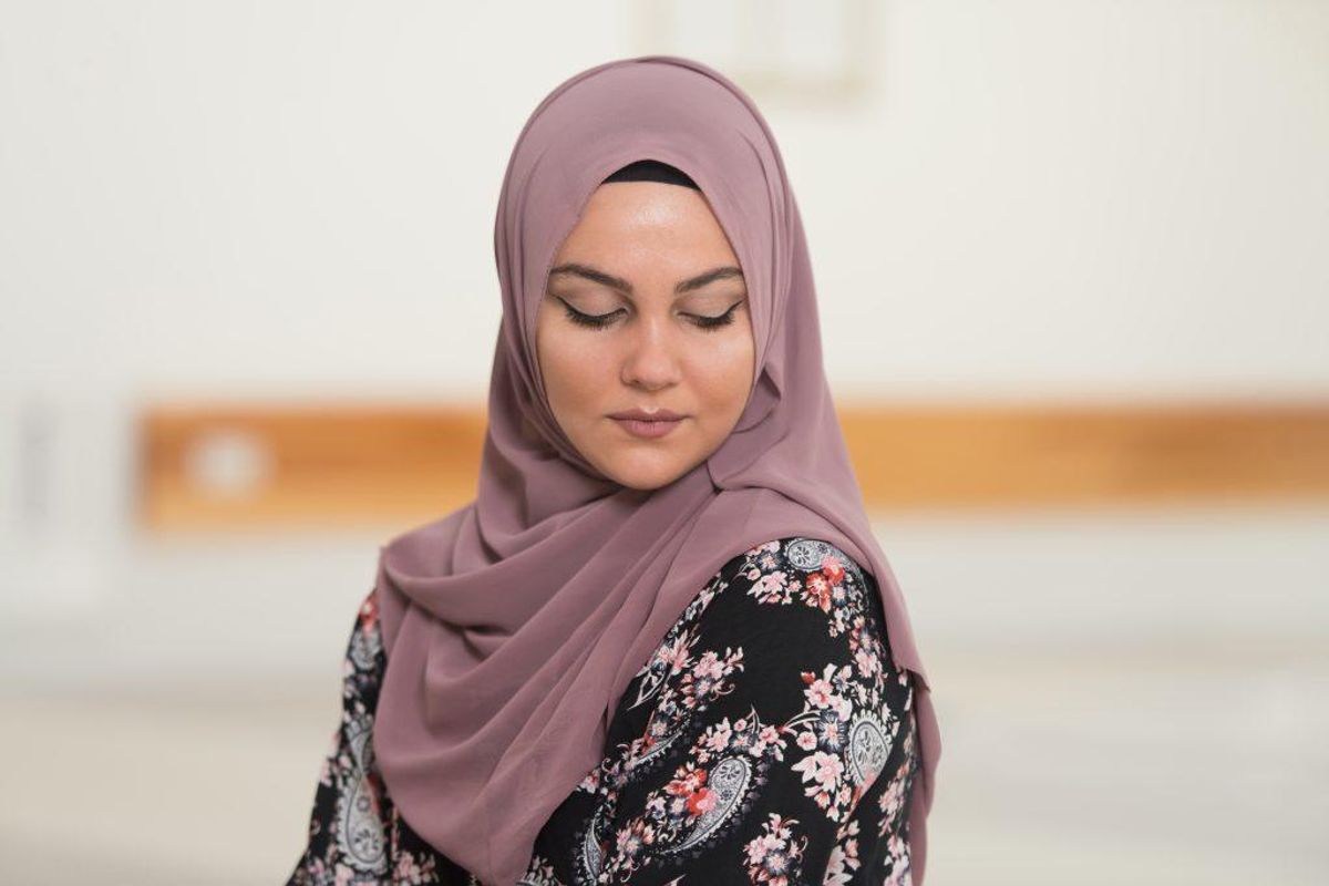 Hijab: Tørklæde, der dækker håret, men lader ansigtet være frit. Dette er den mest udbredte hovedbeklædning og kan bindes på mange måder.