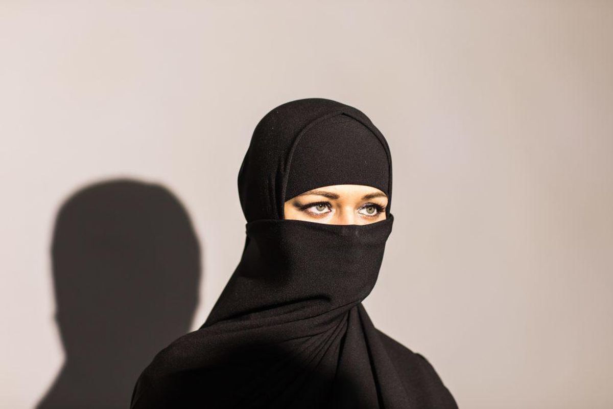 Niqab: Tørklæde der kun viser øjnene. Der er to typer niqab.