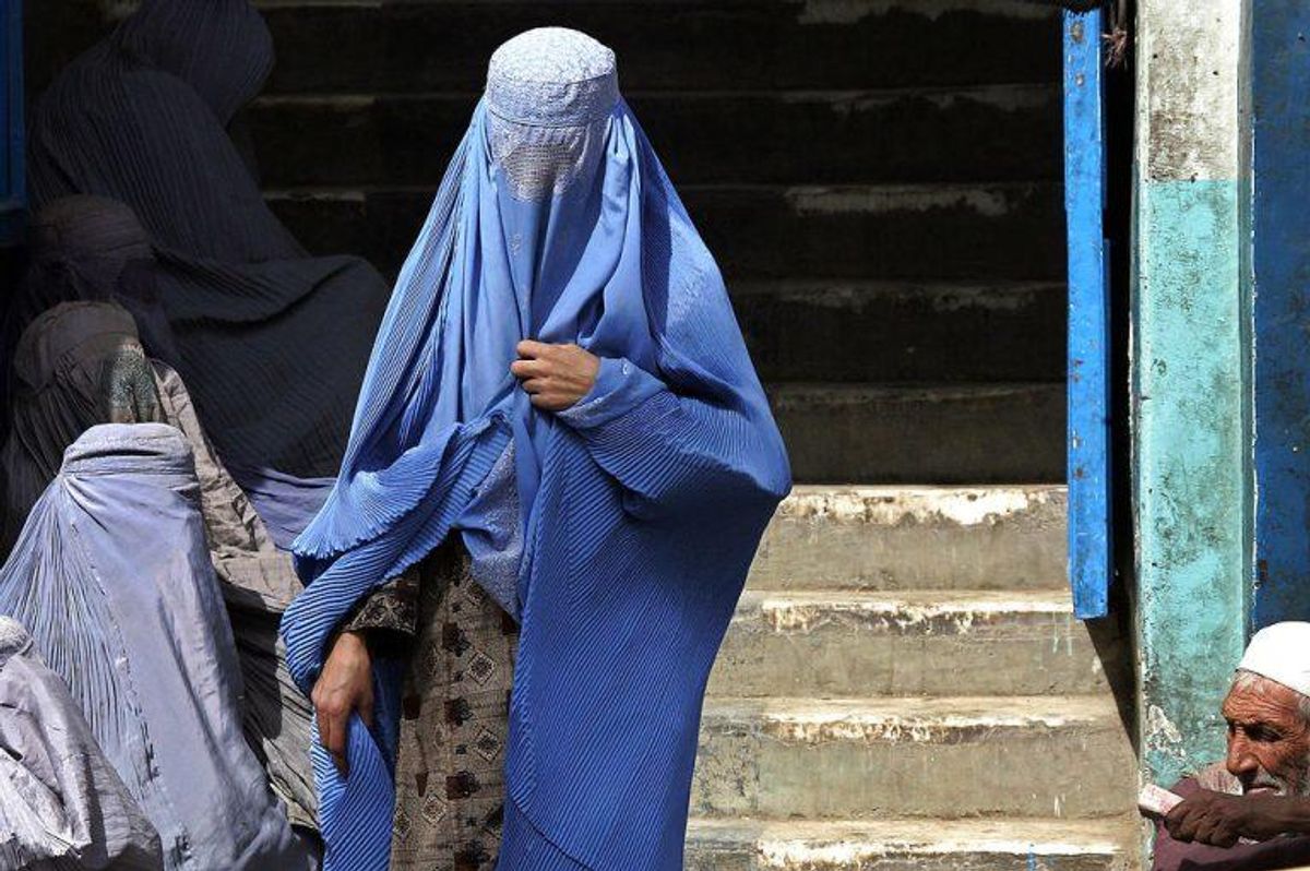 Burka: En ikke-gennemsigtig altdækkende beklædningsgenstand båret af mange muslimske kvinder, hovedsageligt i Afghanistan. Den er en slags udvidet niqab, der ligeledes dækker øjnene, typisk med et lille netgardin.
Foto: DESMOND BOYLAN / SCANPIX