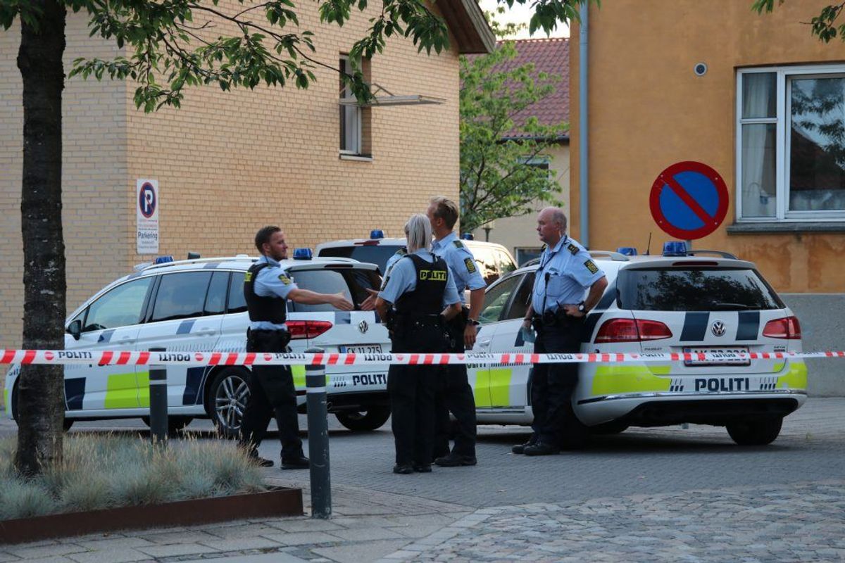 Politiet er talstærkt tilstede i Ringsted mandag aften. KLIK for flere billeder. Foto: Presse-fotos.dk