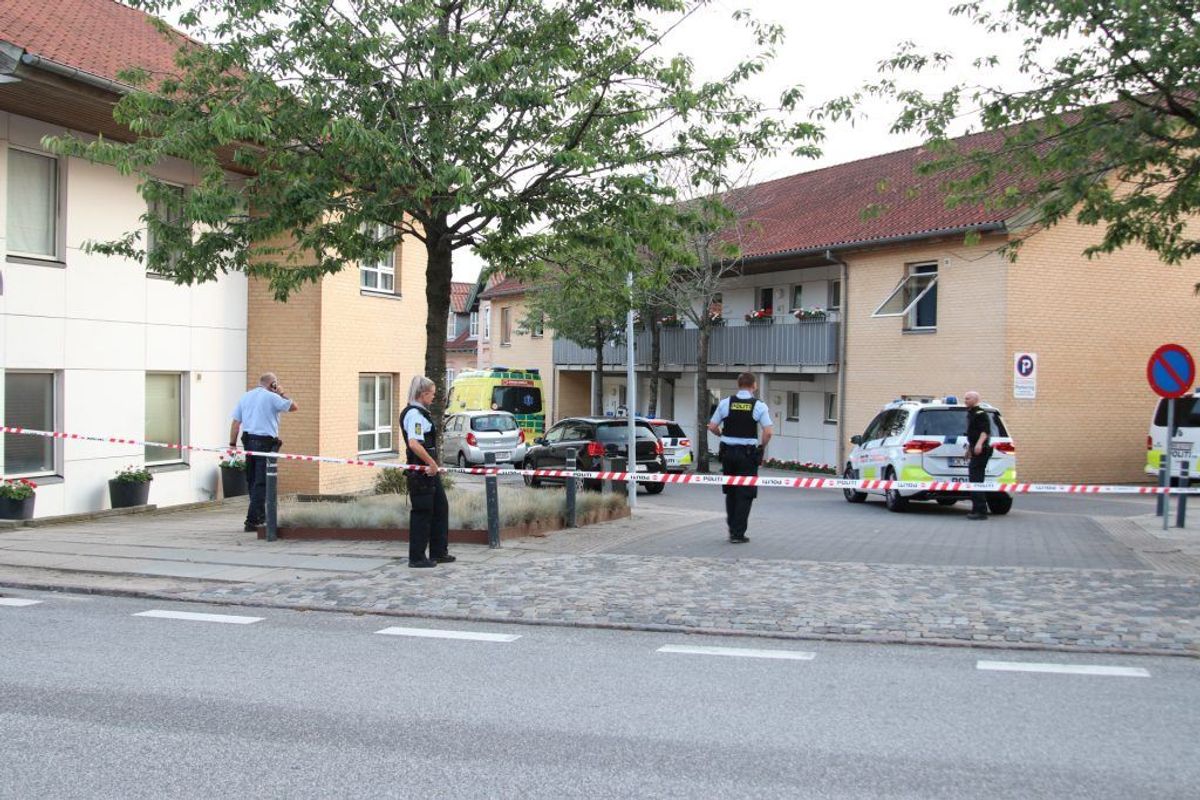 Politiet er talstærkt tilstede i Ringsted mandag aften. KLIK for flere billeder. Foto: Presse-fotos.dk