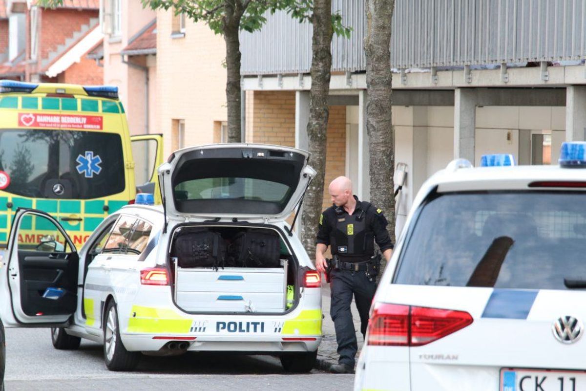 Politiet er talstærkt tilstede i Ringsted mandag aften. KLIK for flere billeder. Foto: Presse-fotos.dk