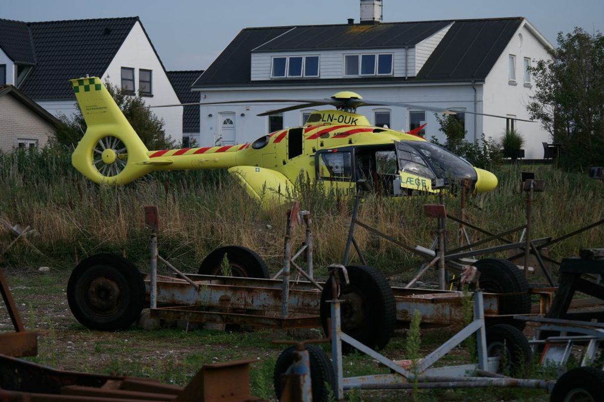 En lægehelikopter tilkaldt blev der ikke brug for. Manden blev erklæret død på stedet. Foto: Øxenholt Foto