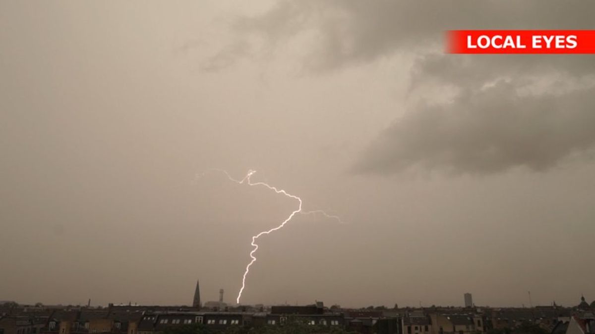 Regn, lyn og torden over Danmark søndag. Ifølge DMI er der udsigt til mere af samme skuffe slut mod juli. Foto: Local Eyes. KLIK for mere.