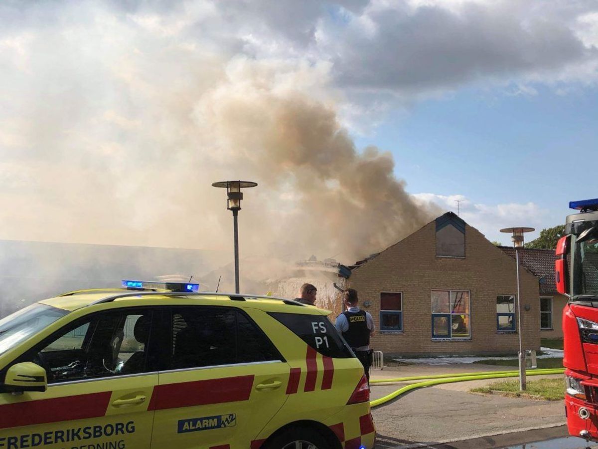 Adskillige brandfolk bekæmpede branden på skolen i Veksø. KLIK for flere billeder. Foto: Presse-fotos.dk